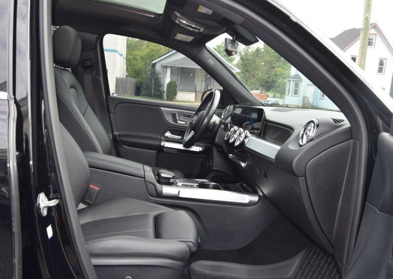 Used 2021 Mercedes-Benz GLB 250 4MATIC w/ Premium Package image 20