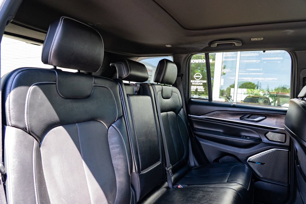Used 2023 Jeep Grand Cherokee Overland w/ Advanced Protech Group III AWD/4WD image 27