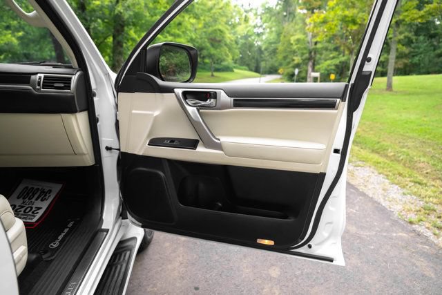 Used 2020 Lexus GX 460 AWD/4WD image 32