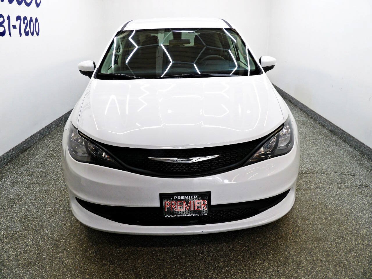 Used 2021 Chrysler Voyager LX FWD image 2