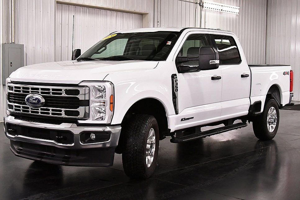 Used 2024 Ford F350 XLT image 3