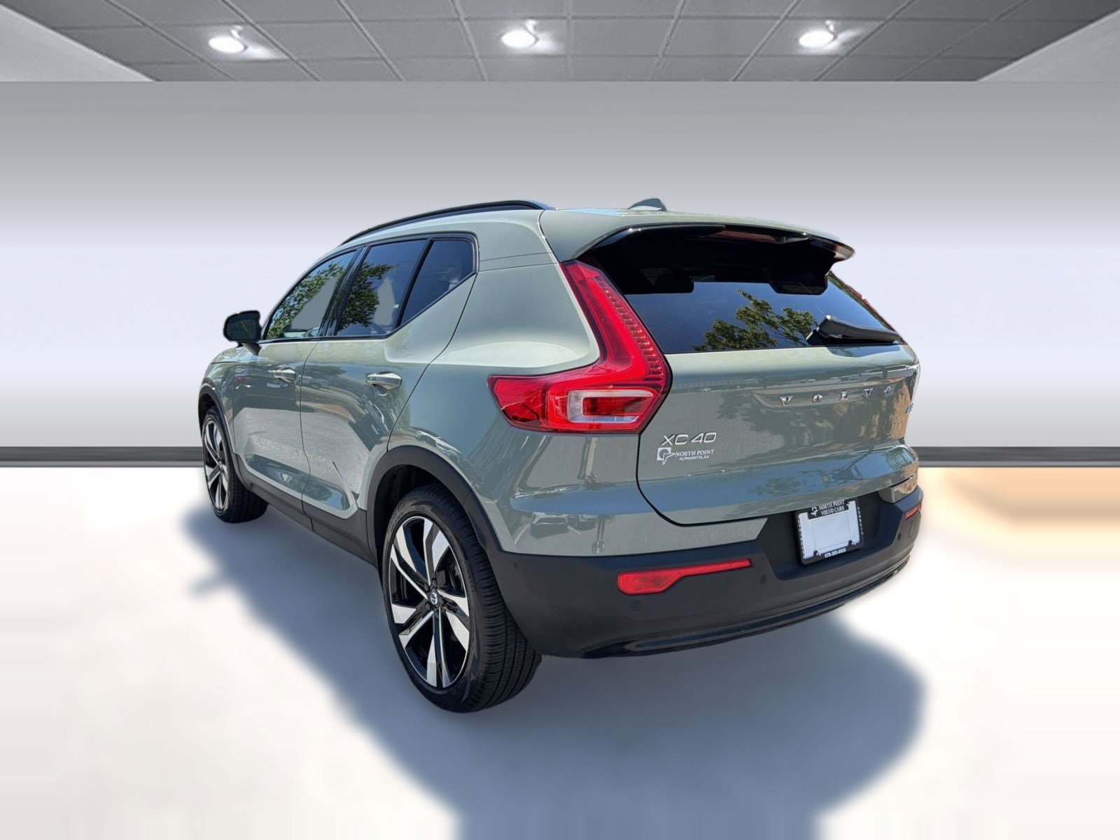 Used 2023 Volvo XC40 B5 Ultimate w/ Protection Package Premier AWD/4WD image 3