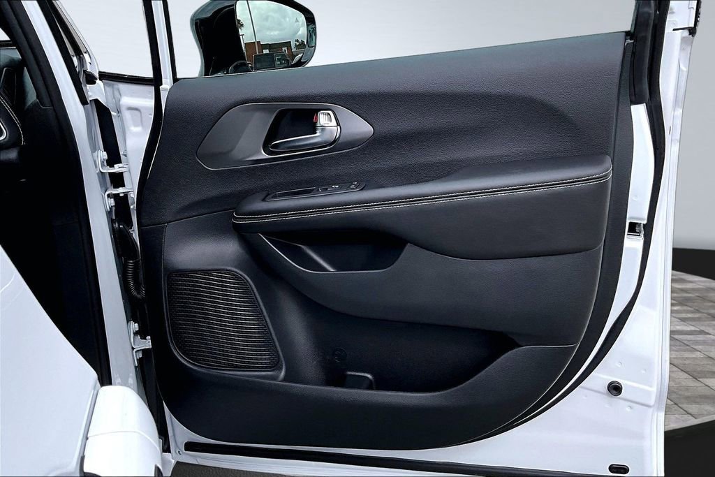 New 2026 Chrysler Pacifica Select FWD image 15