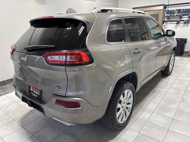 Used 2017 Jeep Cherokee Overland w/ Technology Group AWD/4WD image 4