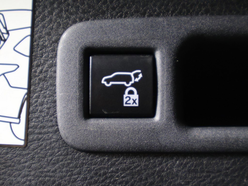 Used 2022 Toyota Sienna Limited image 19