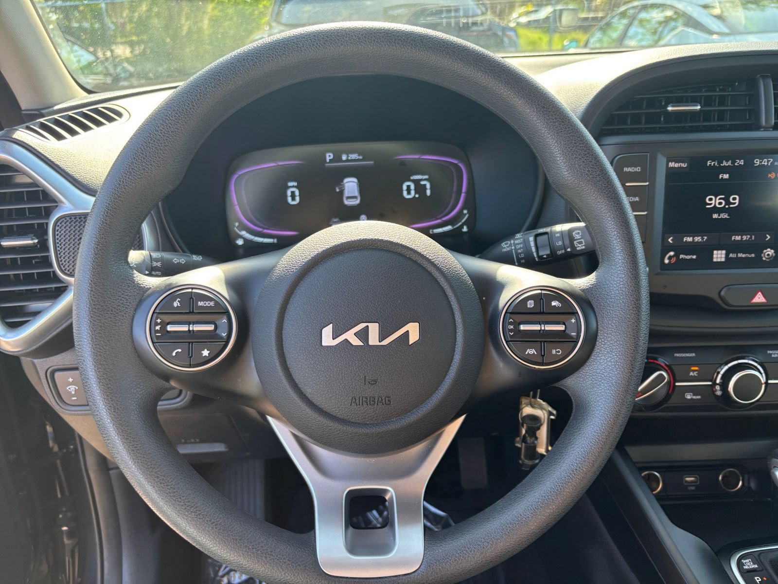 Used 2025 Kia Soul LX w/ LX Technology Package FWD image 25