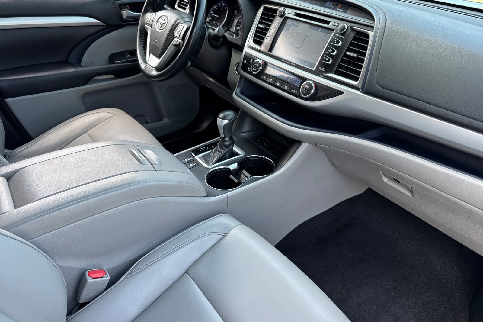 Used 2018 Toyota Highlander XLE FWD image 34