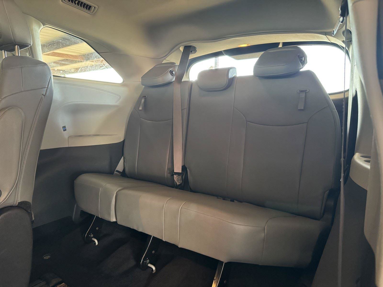 Used 2024 Toyota Sienna XLE FWD image 32