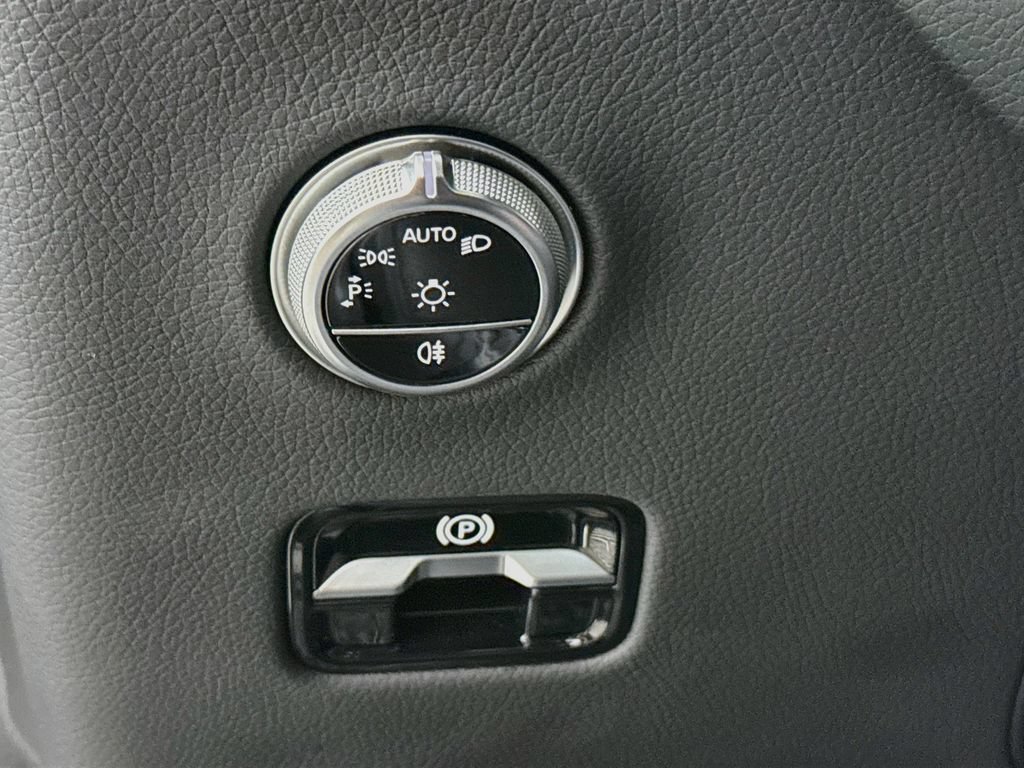 Certified 2025 Mercedes-Benz GLC 300 4MATIC image 10