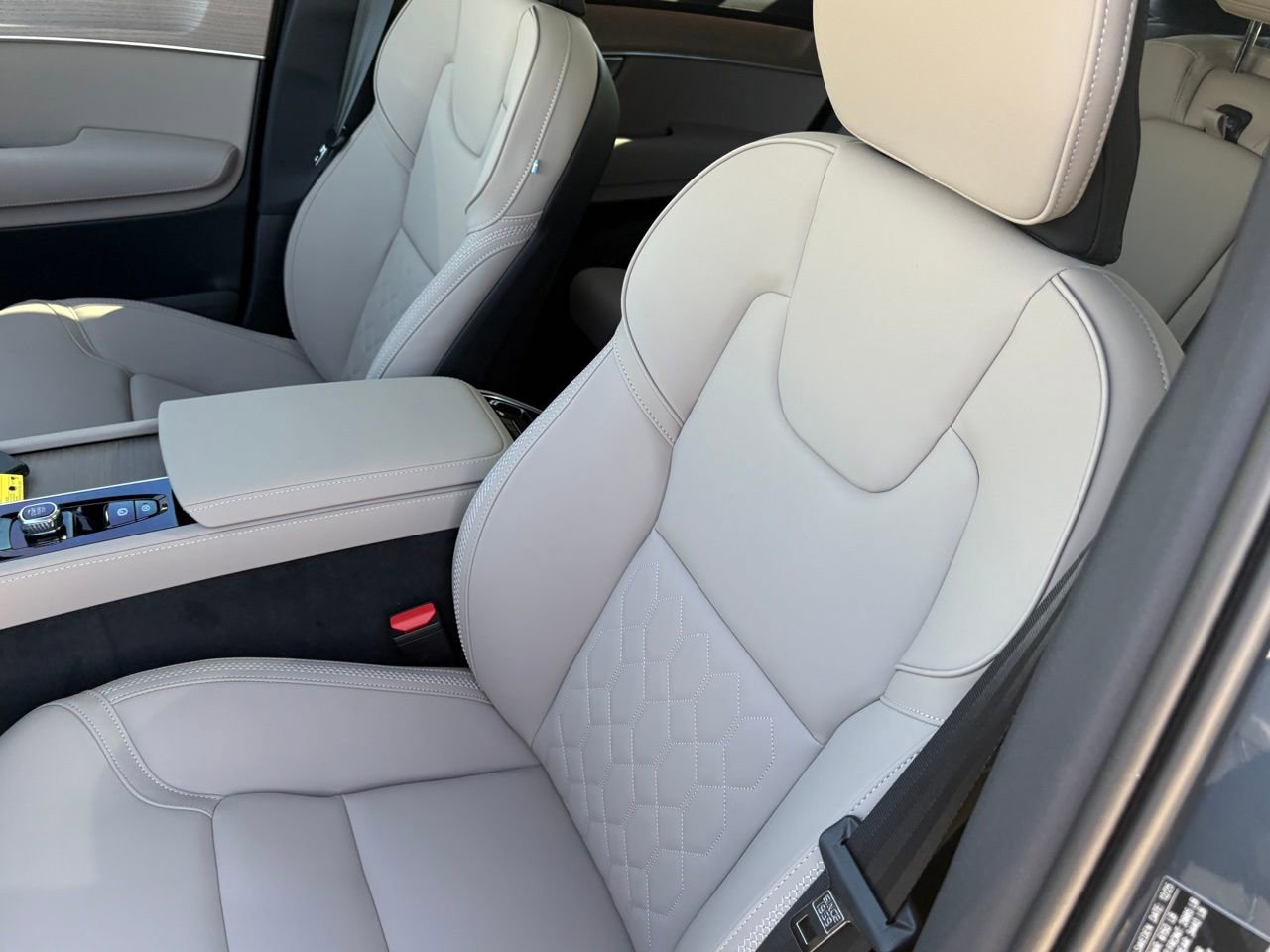 New 2026 Volvo XC90 B5 Core w/ Protection Package Premier image 20