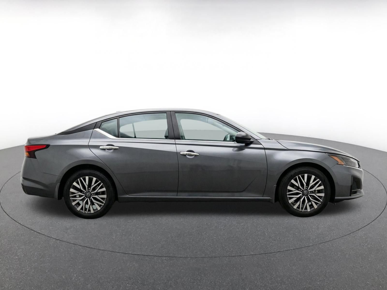 Used 2025 Nissan Altima 2.5 SV FWD image 10