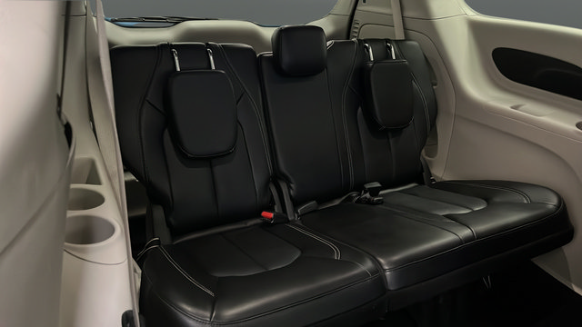 Used 2024 Chrysler Pacifica Touring-L FWD image 26