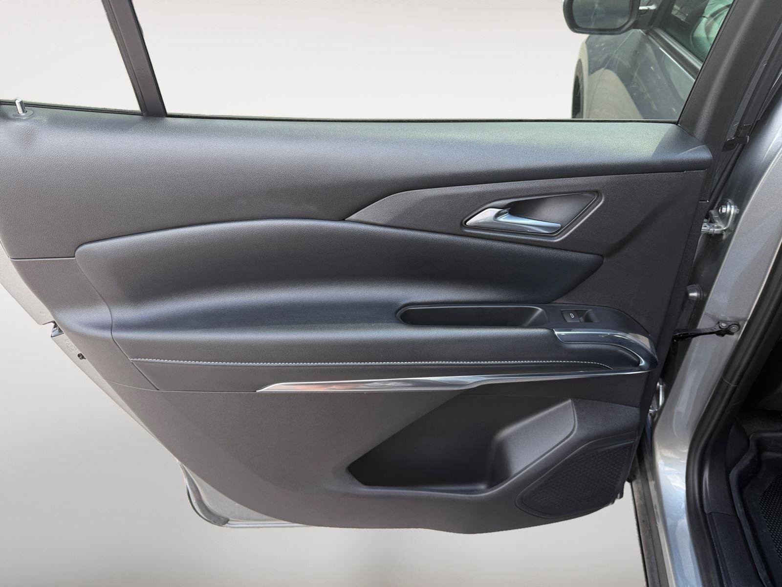 Used 2026 Chevrolet Traverse LT w/ LPO, Floor Liner Package FWD image 18
