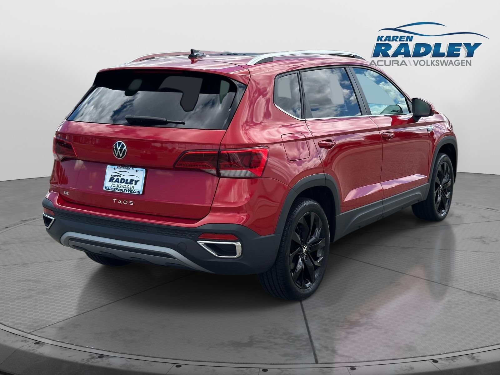Certified 2024 Volkswagen Taos SE FWD image 2