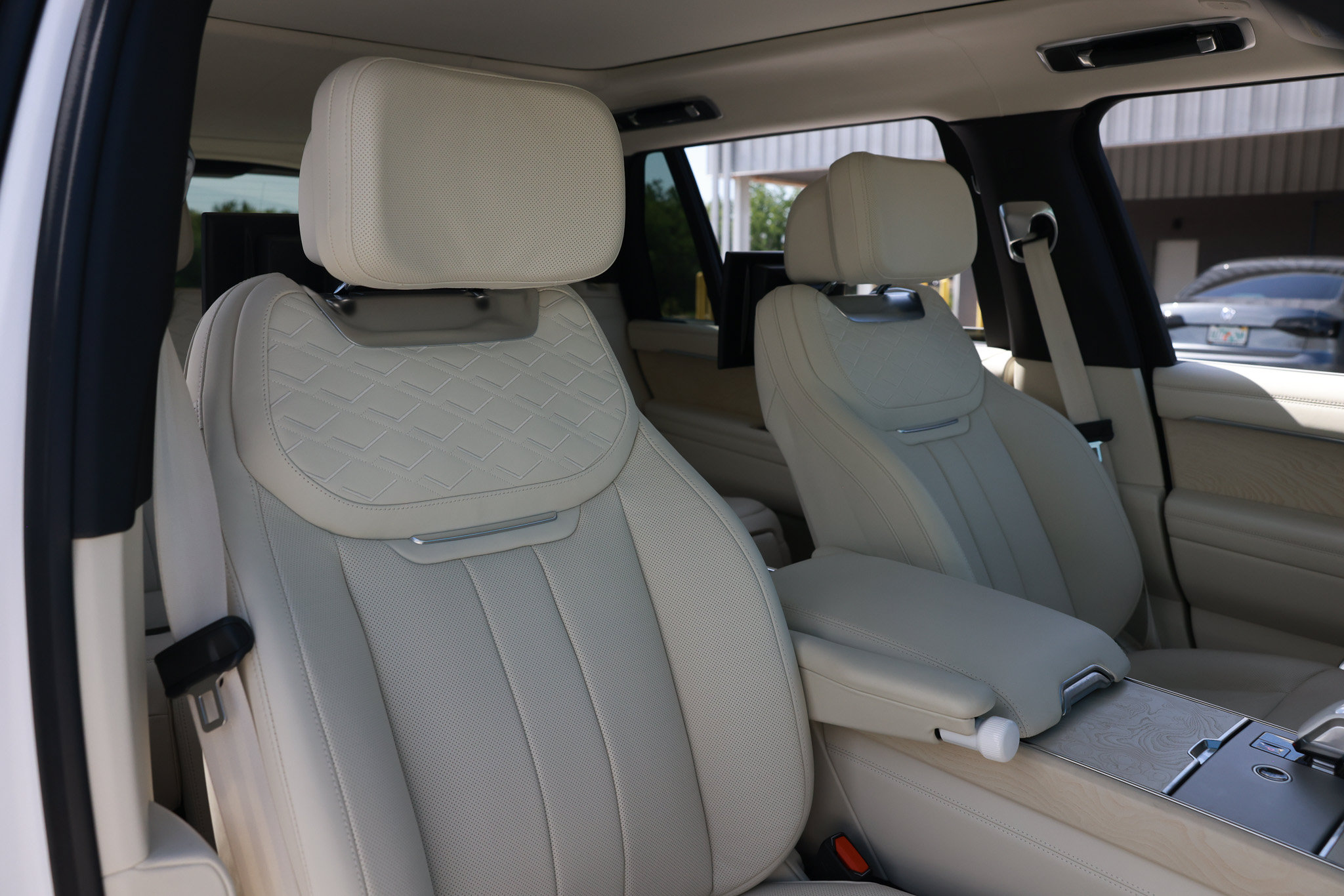 Used 2025 Land Rover Range Rover SV AWD/4WD image 13
