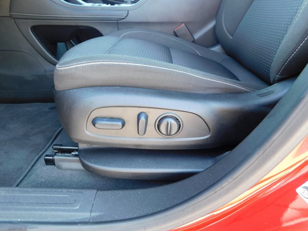 Used 2023 GMC Acadia SLE w/ Driver Convenience Package FWD image 13