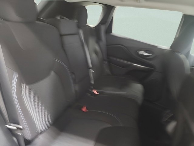 Used 2019 Jeep Cherokee Latitude w/ Cold Weather Group image 18