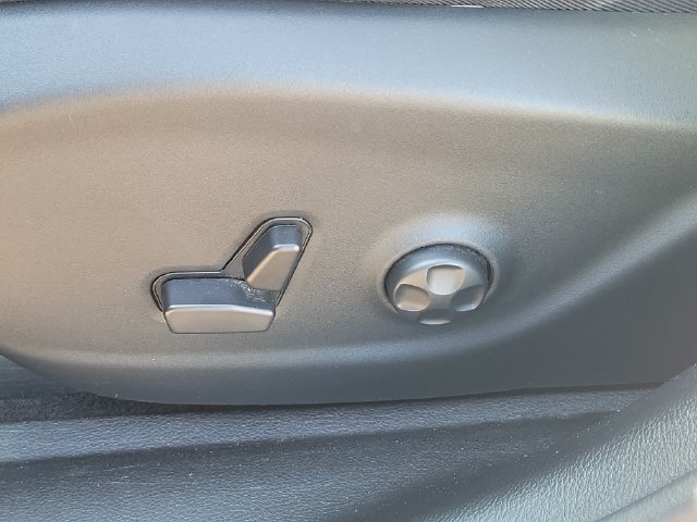Used 2019 Jeep Cherokee Latitude Plus AWD/4WD image 6