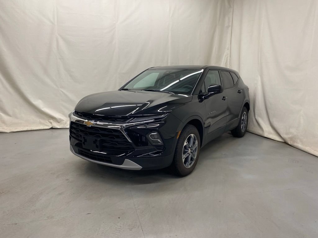 Used 2025 Chevrolet Blazer LT AWD/4WD image 2
