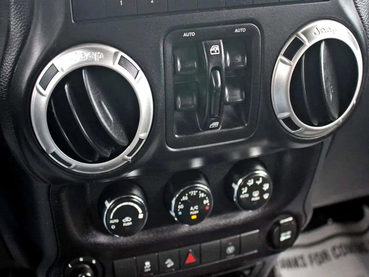 Used 2016 Jeep Wrangler Unlimited Rubicon w/ Connectivity Group image 13