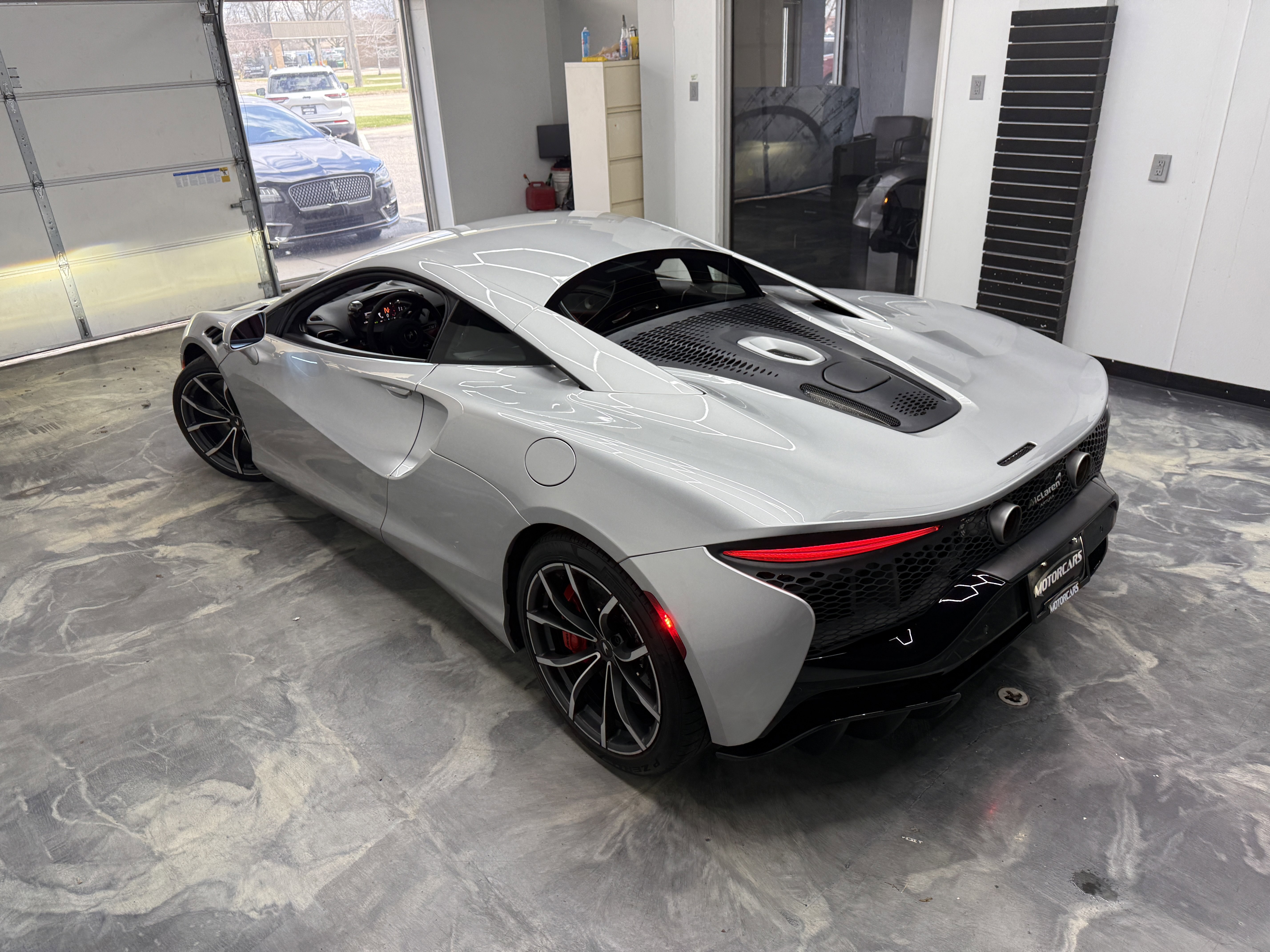 Used 2023 McLaren Artura image 4