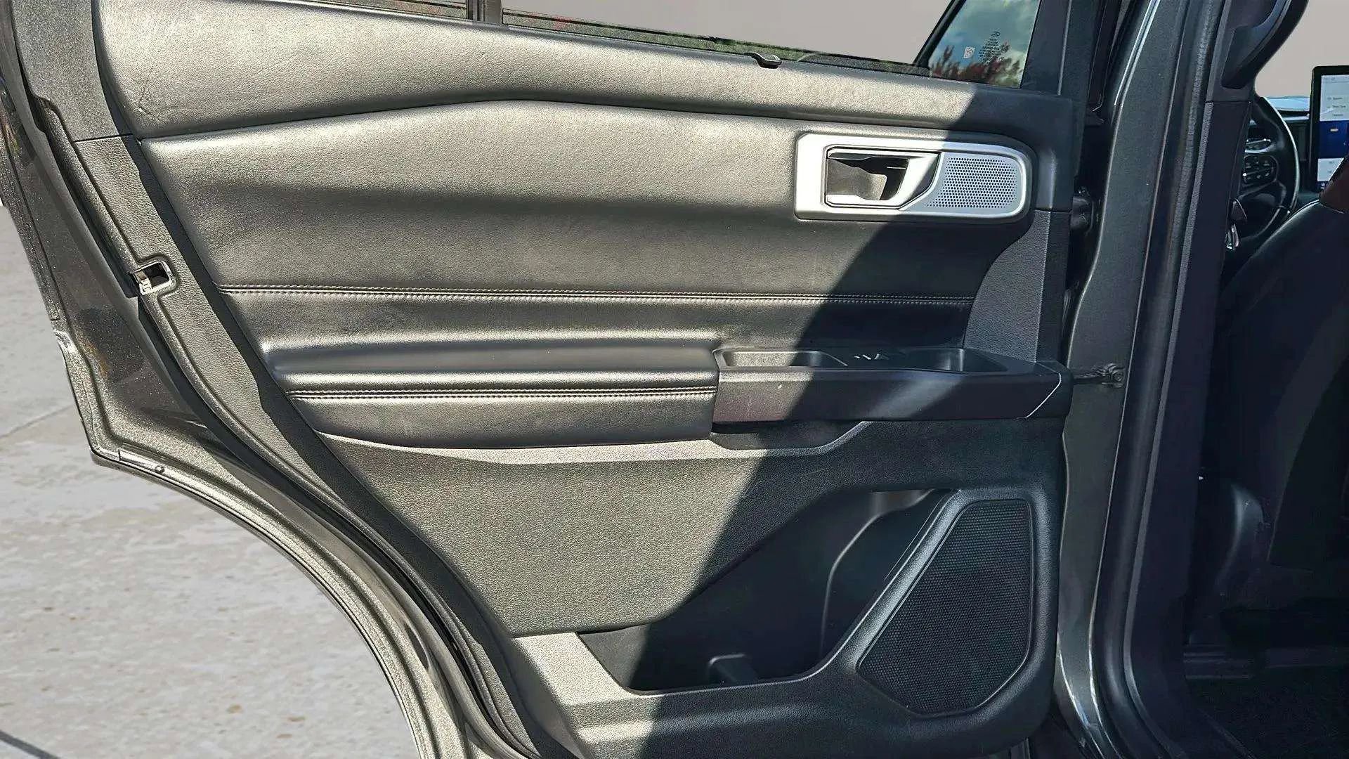 Used 2020 Ford Explorer Platinum w/ Premium Technology Package image 19