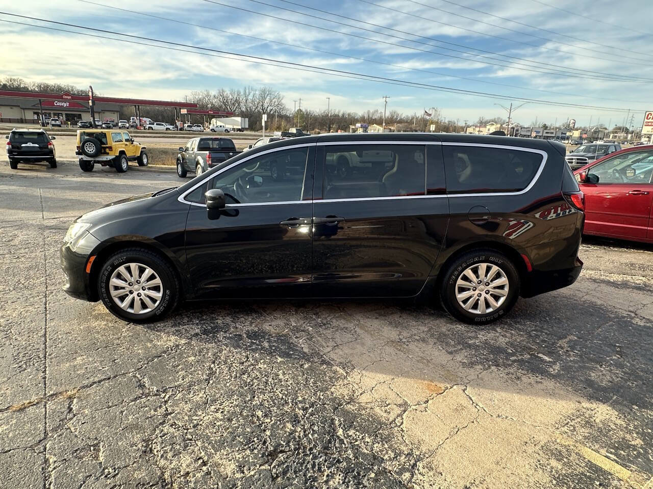 Used 2021 Chrysler Voyager L image 6
