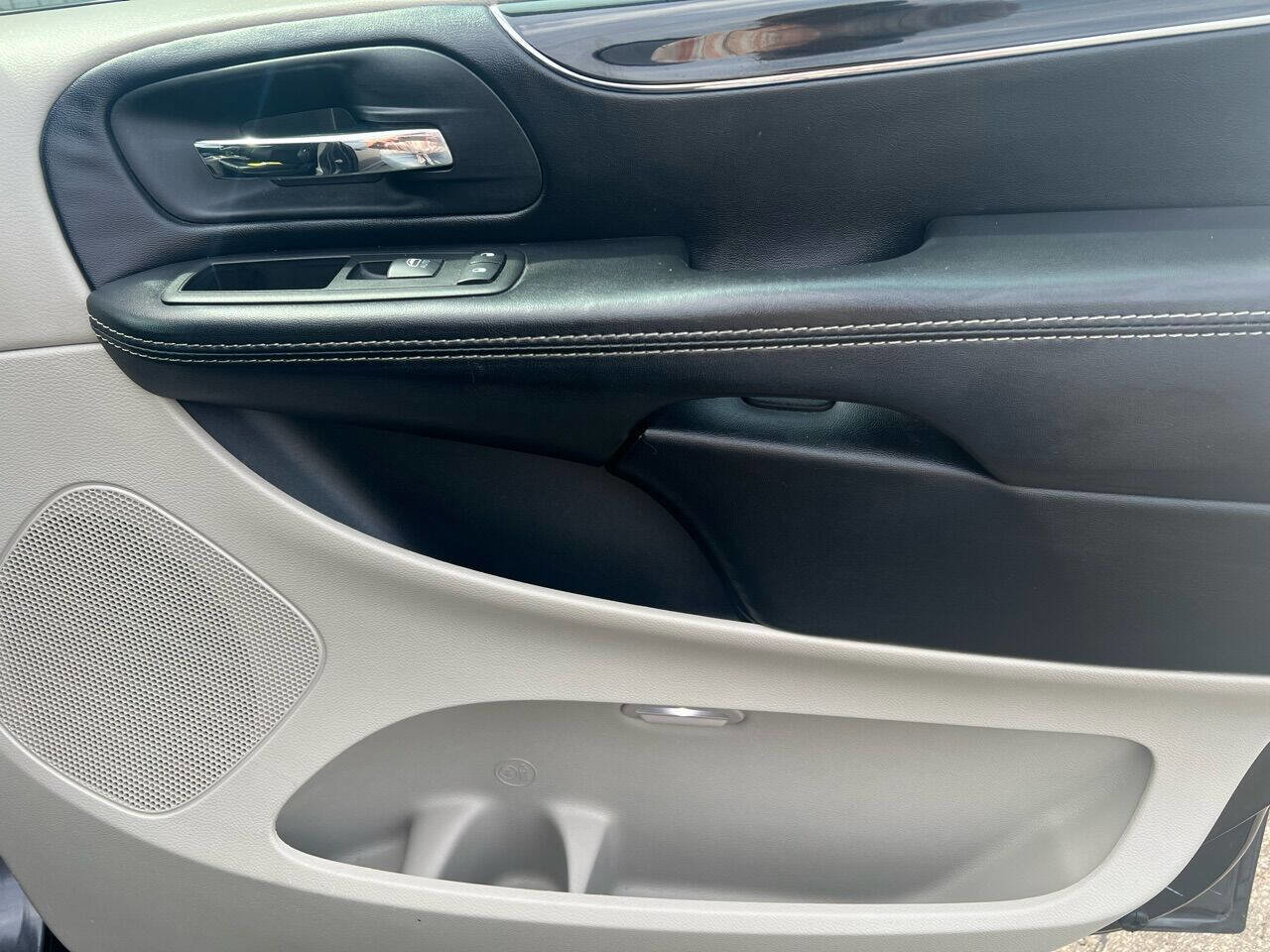 Used 2019 Dodge Grand Caravan SXT image 28