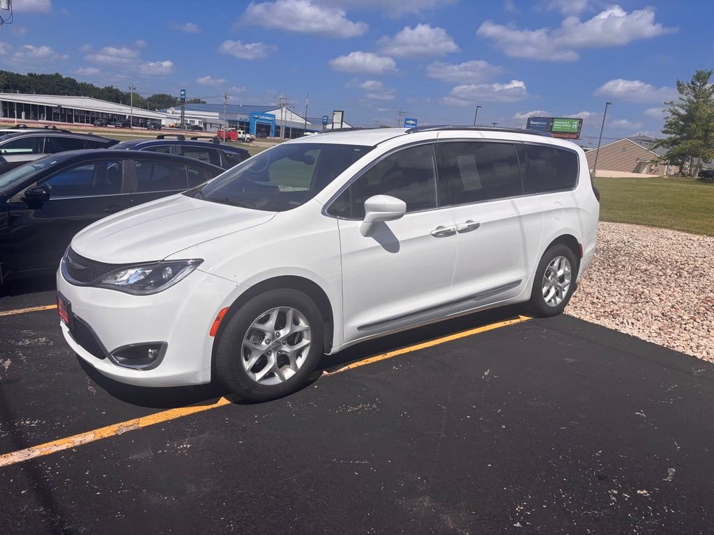 Used 2020 Chrysler Pacifica Touring-L FWD image 1