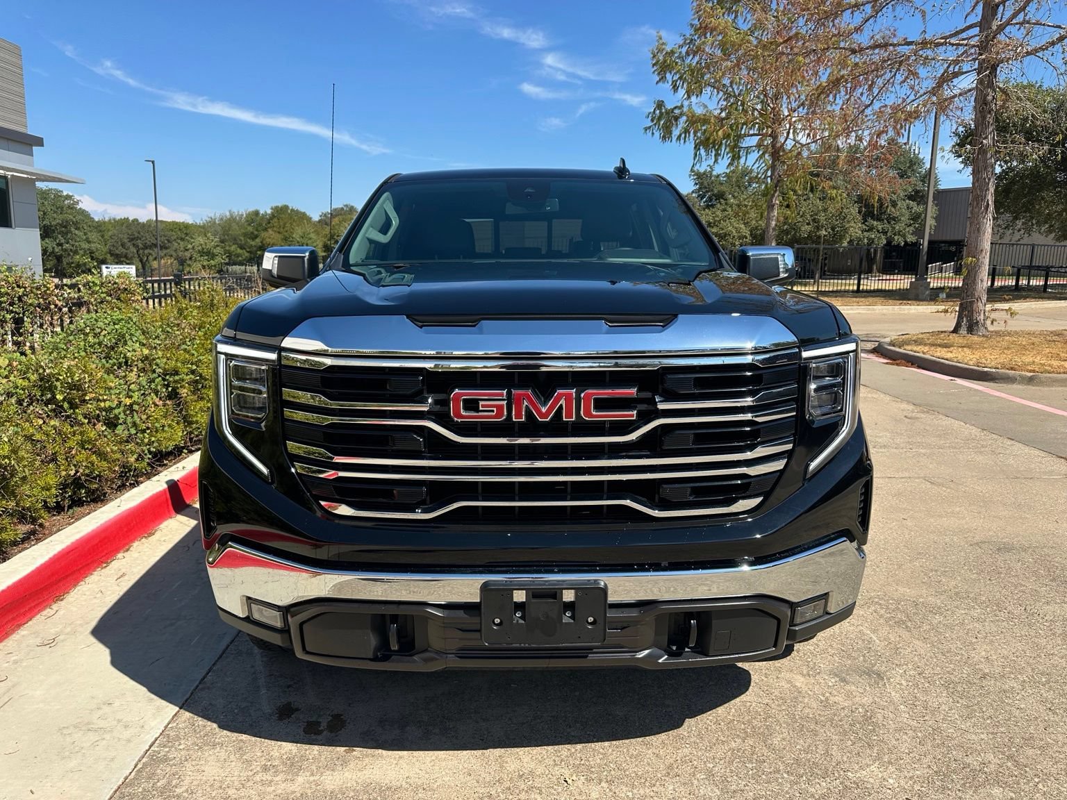 Used 2024 GMC Sierra 1500 SLT w/ SLT Premium Package AWD/4WD image 2