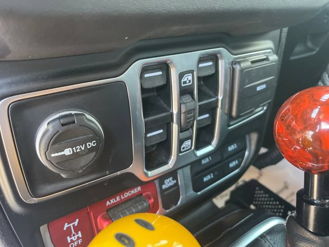 Used 2025 Jeep Gladiator Mojave w/ Convenience Group AWD/4WD image 12