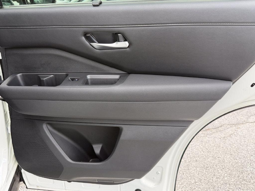 Used 2024 Nissan Pathfinder SL FWD image 14