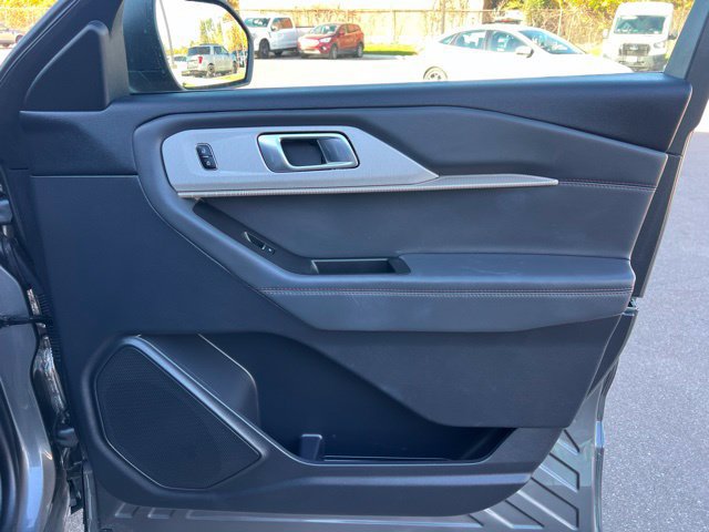 Used 2025 Ford Explorer Active AWD/4WD image 10