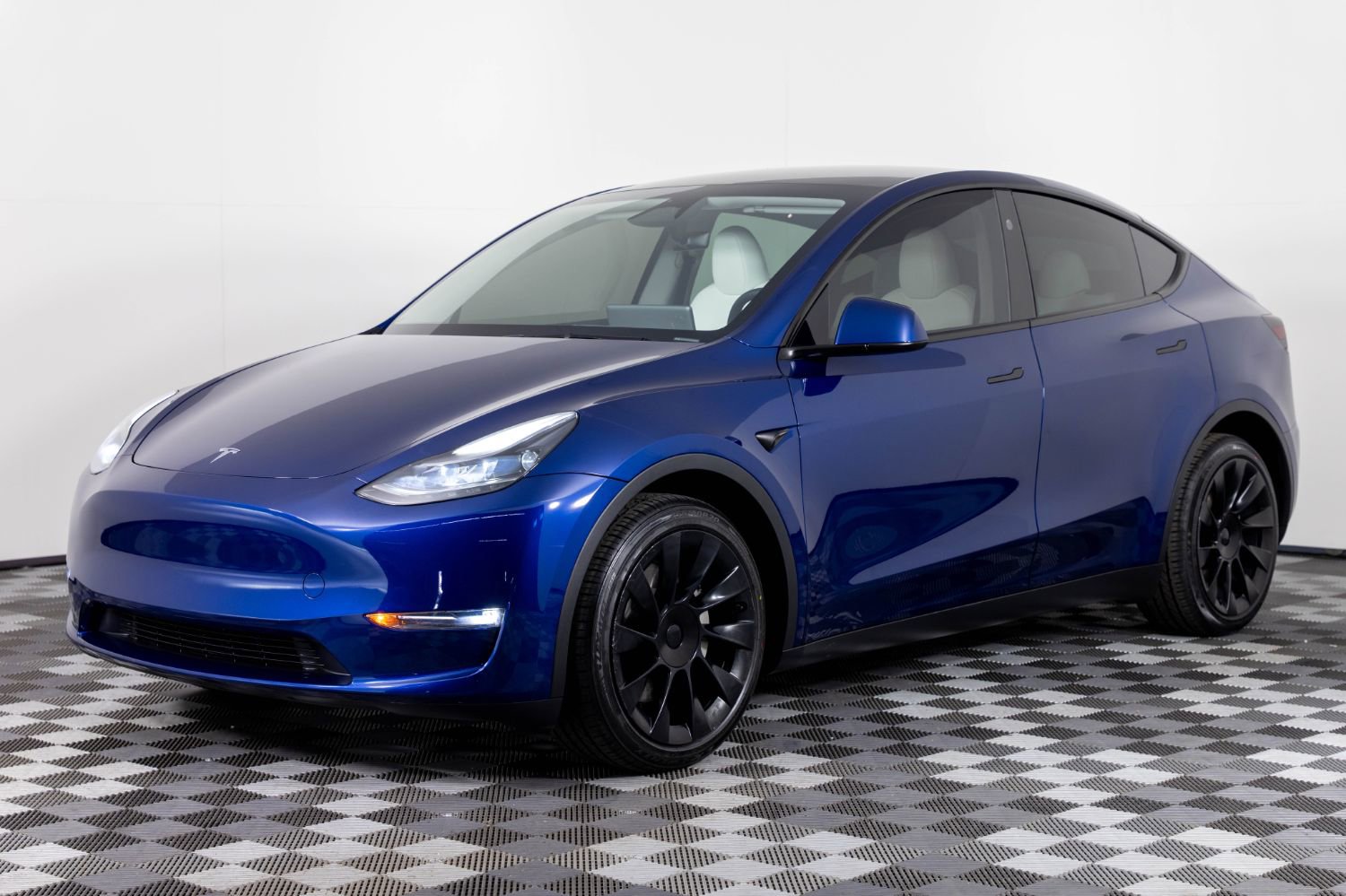 Used 2024 Tesla Model Y Long Range image 1