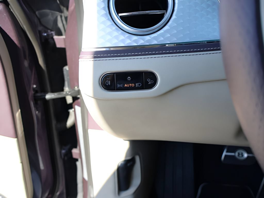 Used 2023 Bentley Flying Spur Azure AWD/4WD image 40