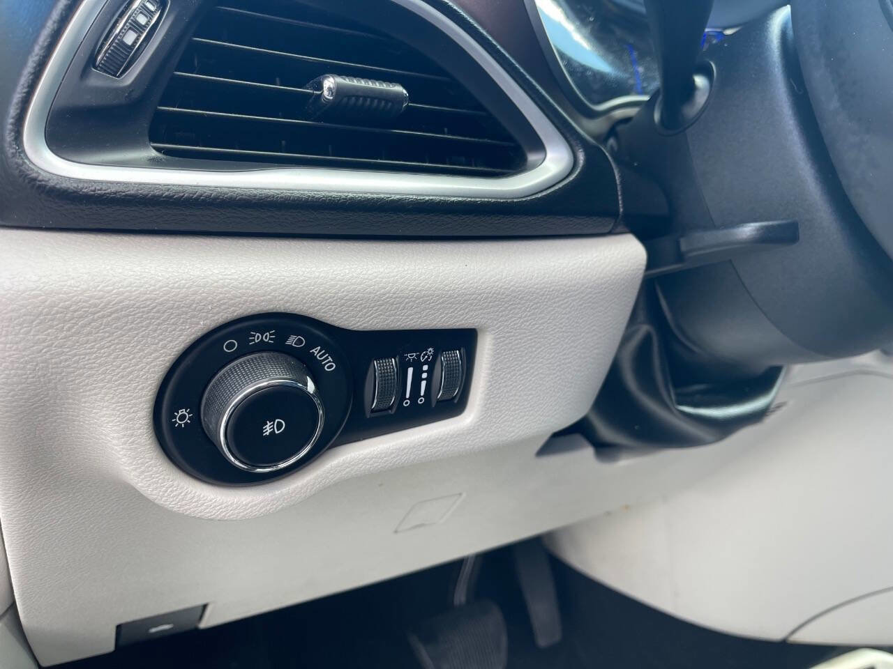 Used 2018 Chrysler Pacifica Touring-L image 20