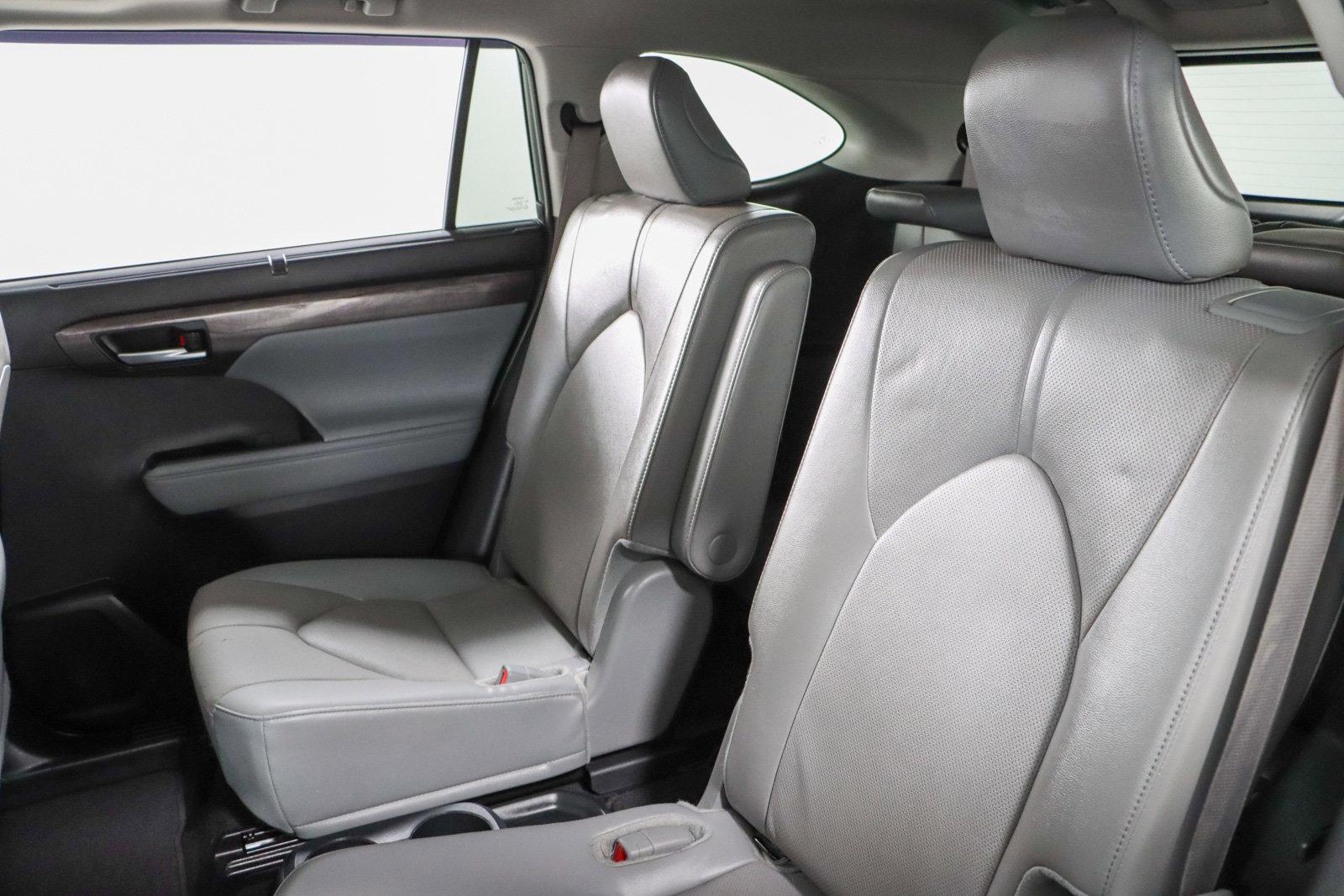 Used 2024 Toyota Highlander Limited FWD image 27