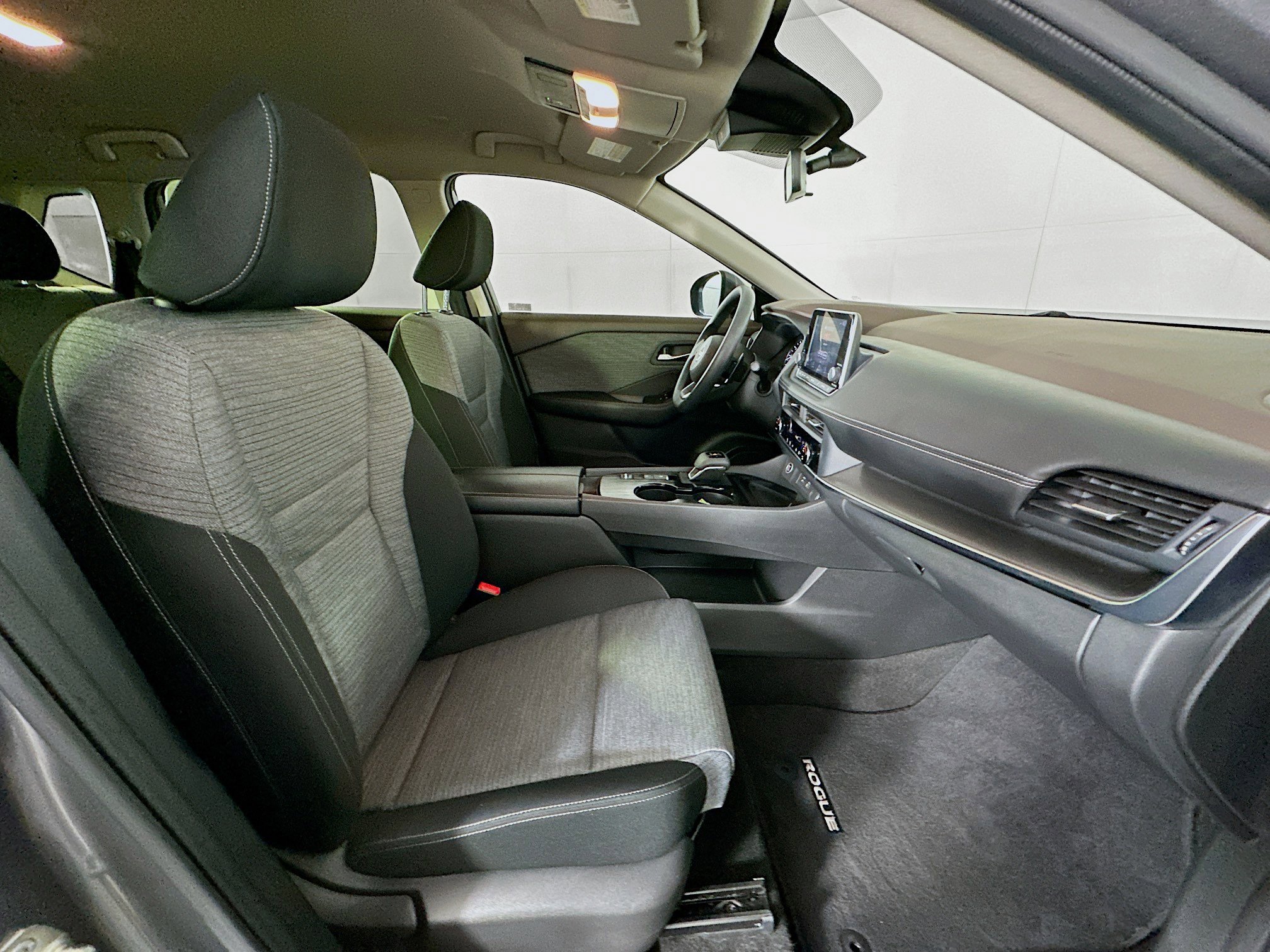 Used 2023 Nissan Rogue SV image 29