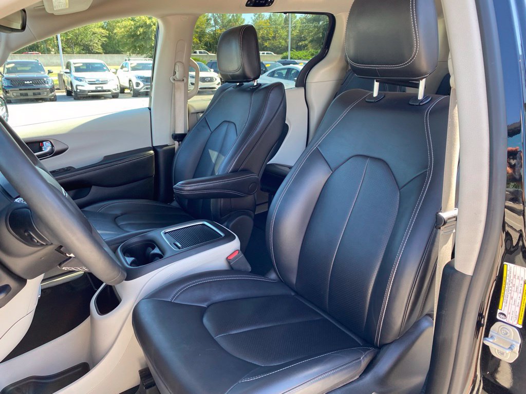 Used 2024 Chrysler Pacifica Touring-L FWD image 21