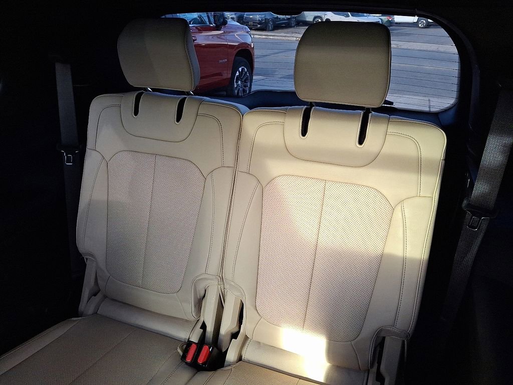 Used 2023 Jeep Grand Cherokee L Limited w/ Luxury Tech Group II image 10