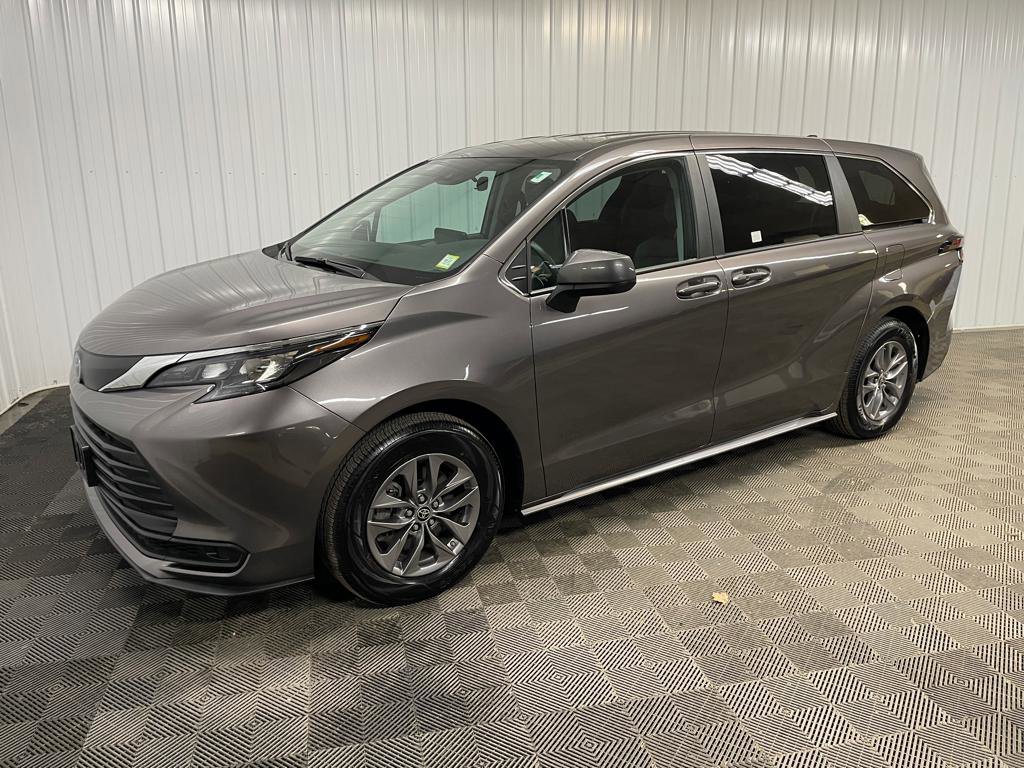 Used 2024 Toyota Sienna LE image 6
