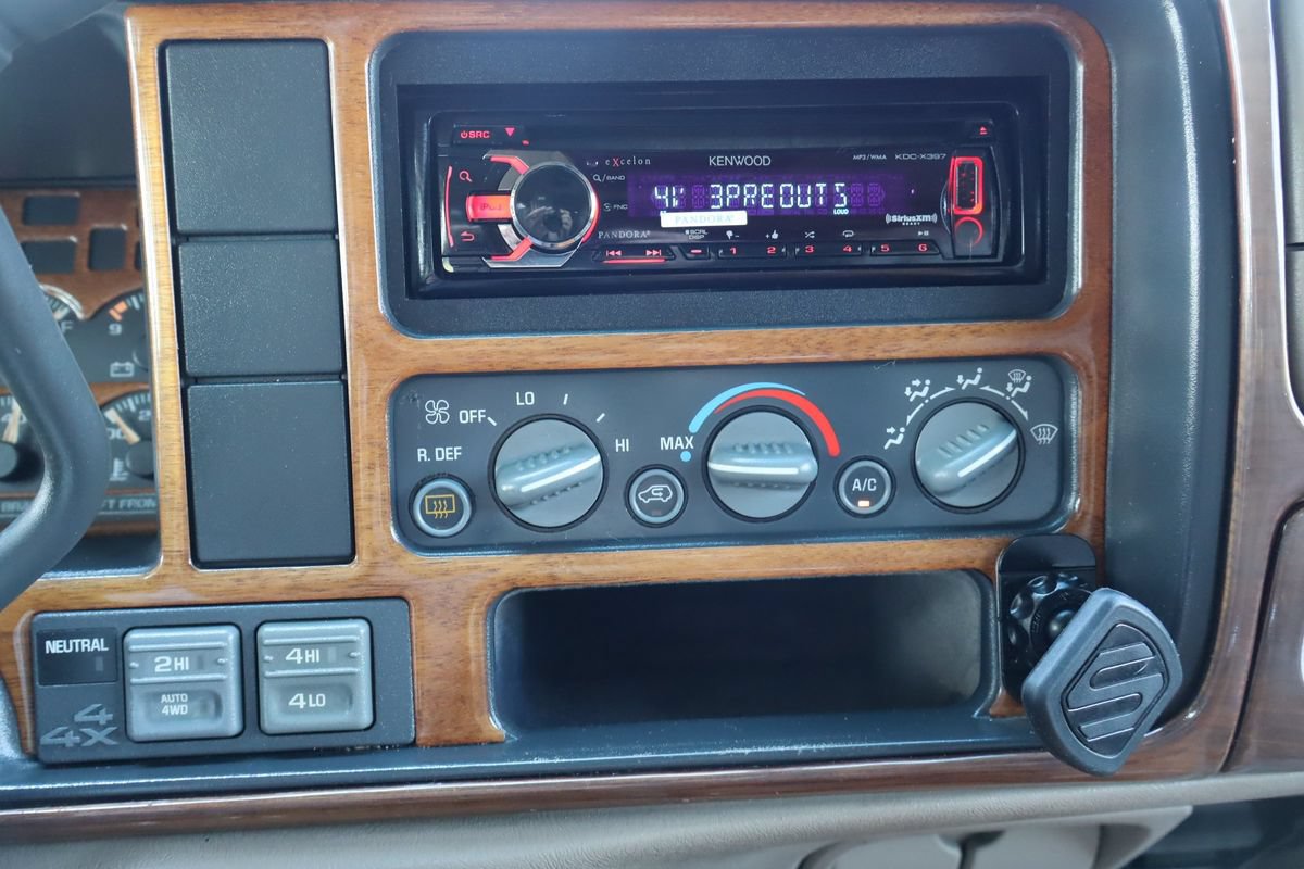 Used 1999 GMC Suburban 4WD w/ Convenience Group image 35
