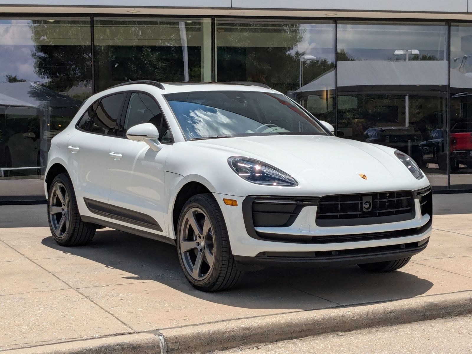 Certified 2025 Porsche Macan AWD/4WD image 7