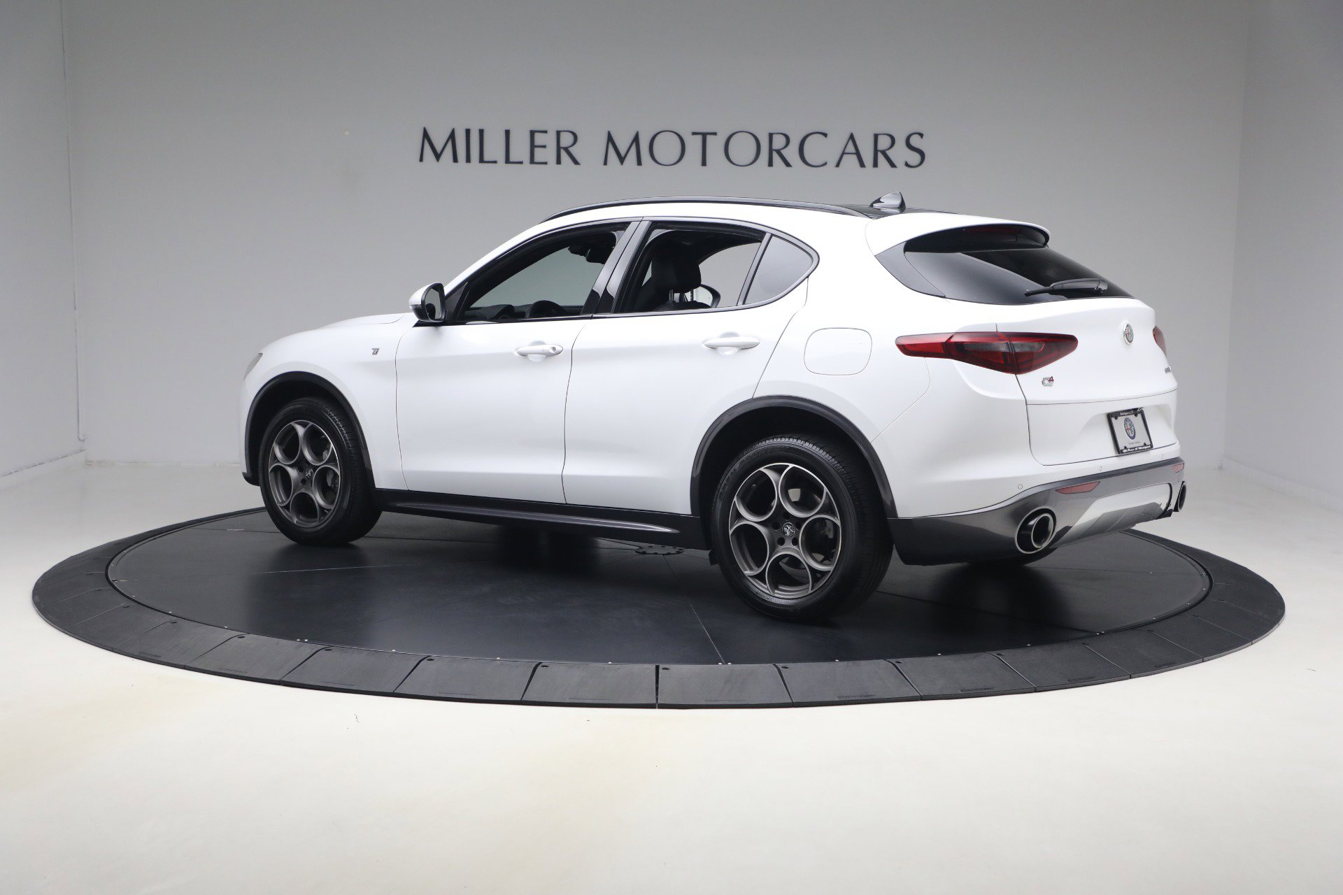 Used 2022 Alfa Romeo Stelvio Ti AWD/4WD image 4