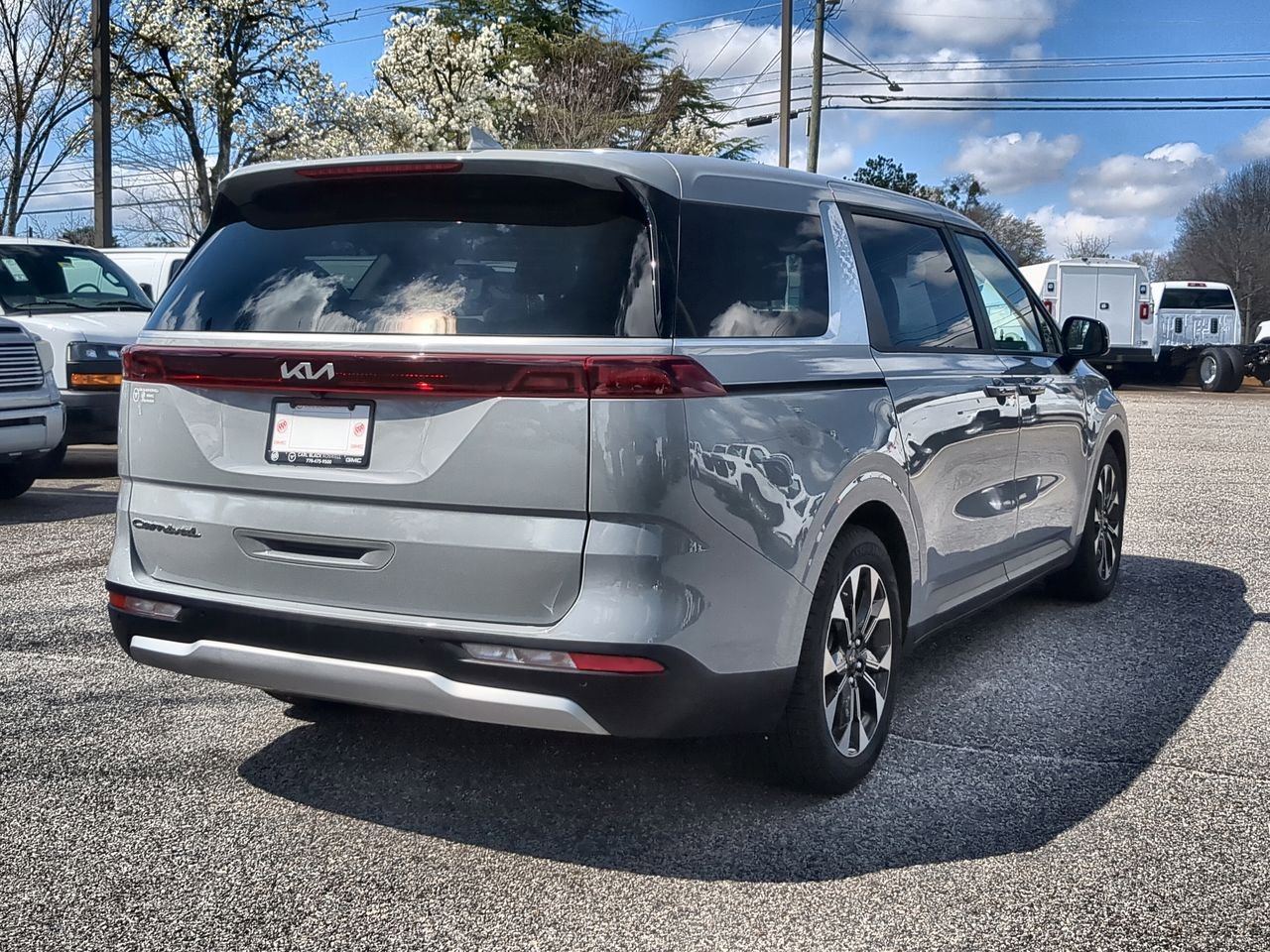 Used 2022 Kia Carnival EX image 8