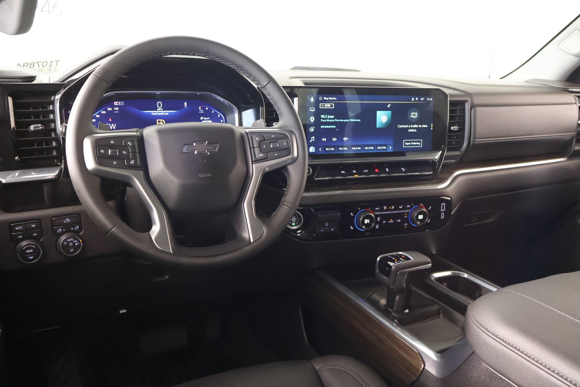 Used 2025 Chevrolet Silverado 1500 LT Trail Boss w/ Convenience Package II AWD/4WD image 2