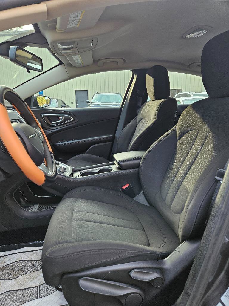Used 2015 Chrysler 200 Limited image 10