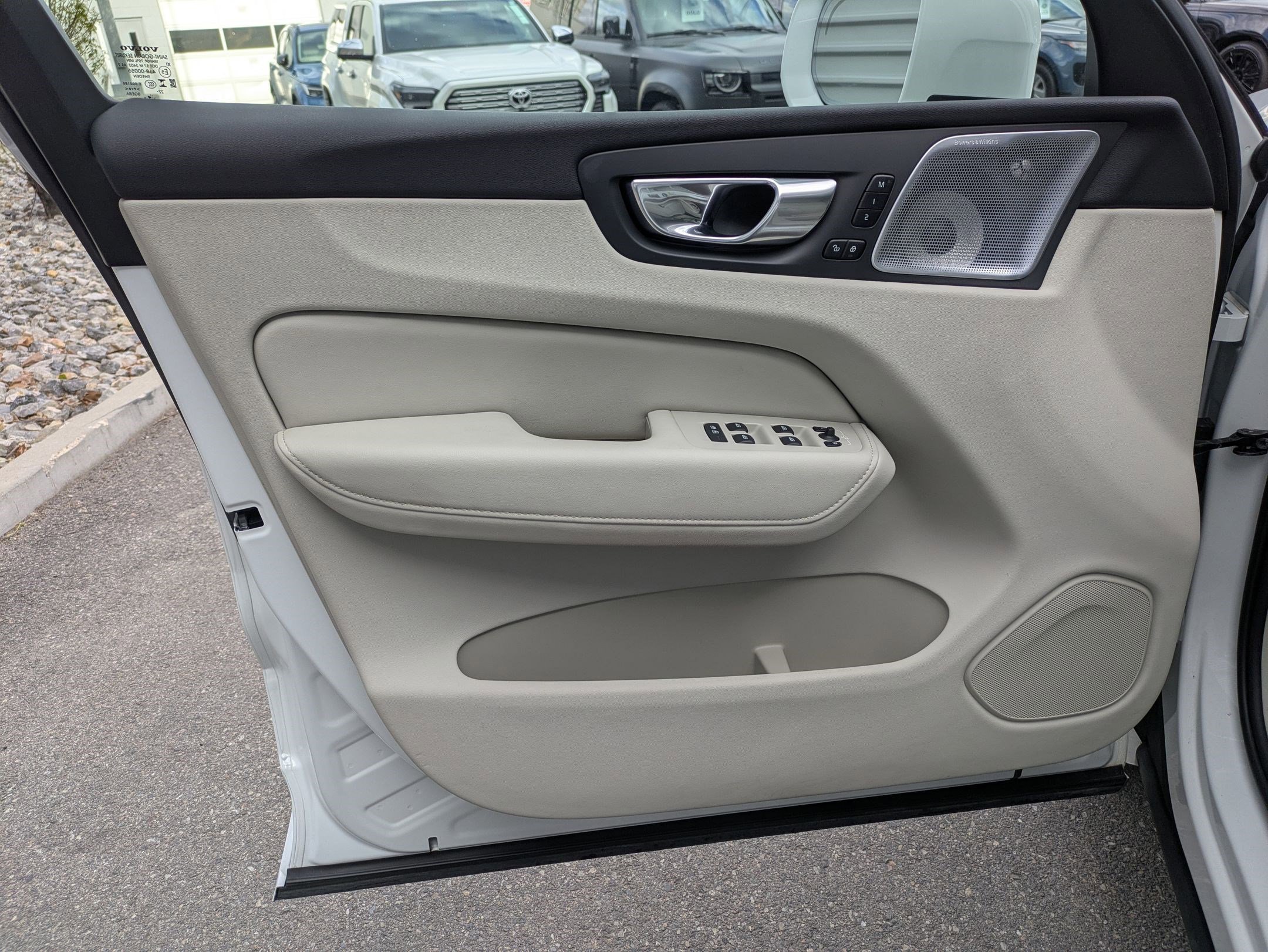 Used 2023 Volvo XC60 T8 Ultimate w/ Climate Package image 12