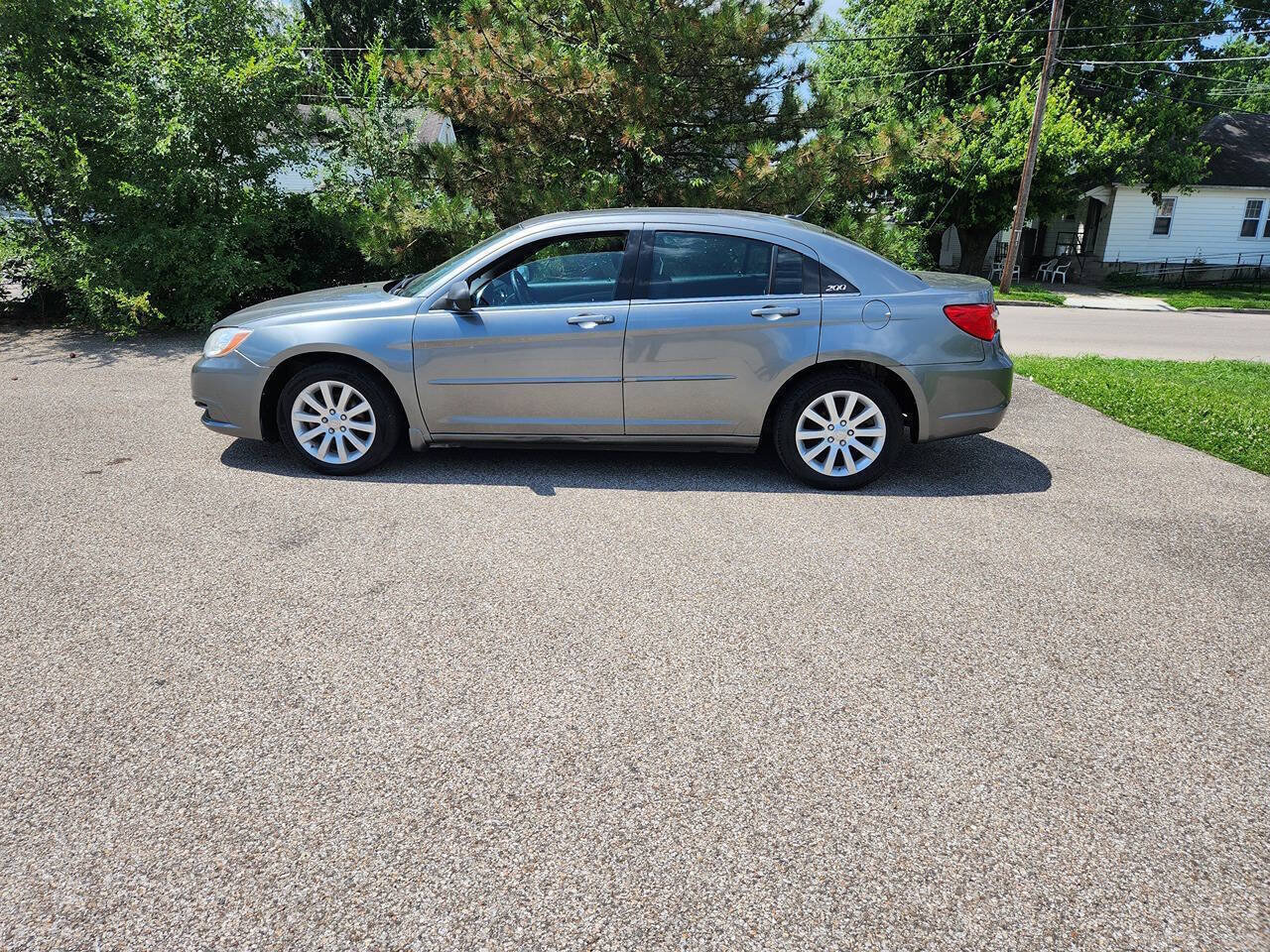 Used 2012 Chrysler 200 Touring FWD image 3