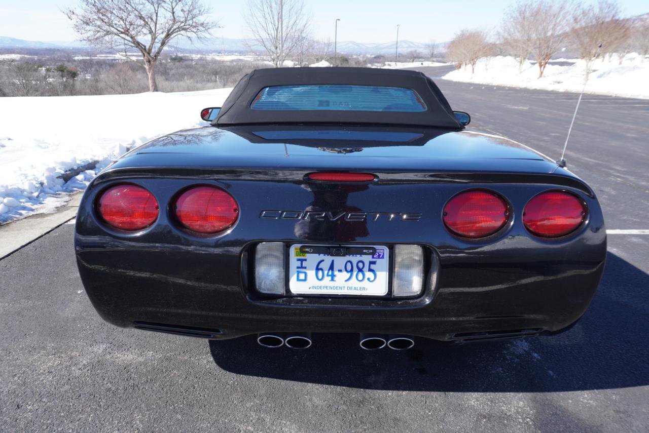 Used 2004 Chevrolet Corvette 2dr Convertible w/ Preferred Equipment Group RWD image 10